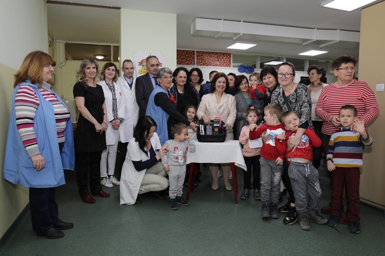 Donacija aparata za skrining sluha Klinickom centru, 2019